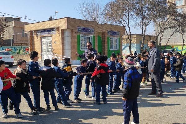 برگزاری مسابقات طناب کشی در مدرسه مبین شهرستان شیروان