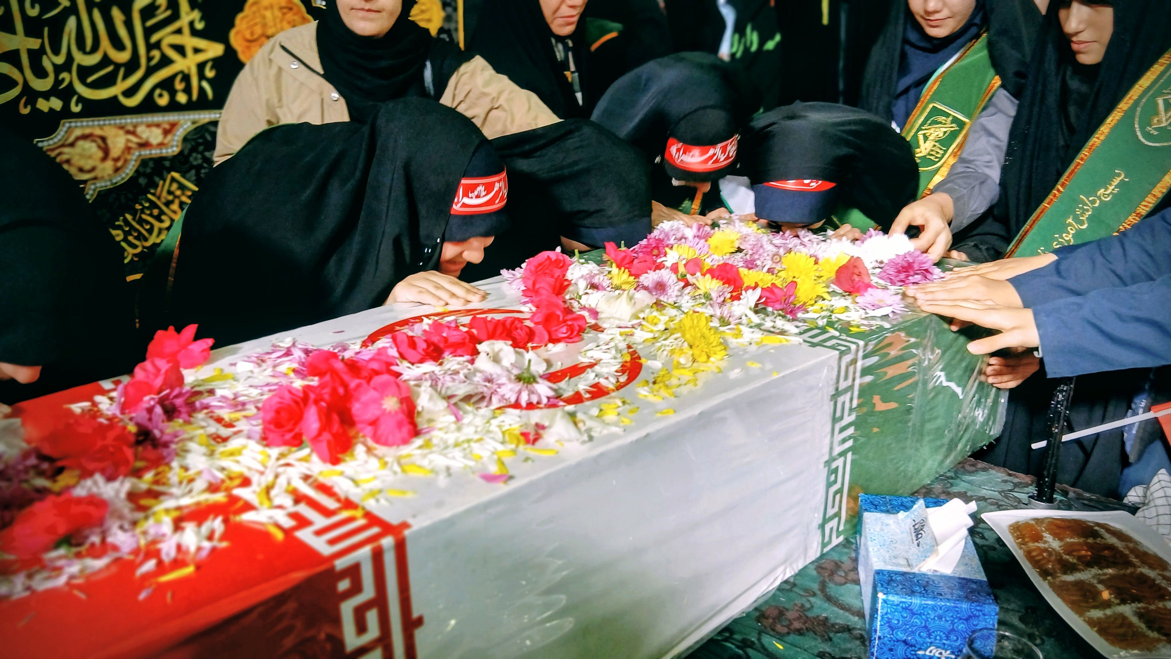 تشییع پیکر شهید گمنام در دبیرستان احمدی روشن شهرستان فردیس 