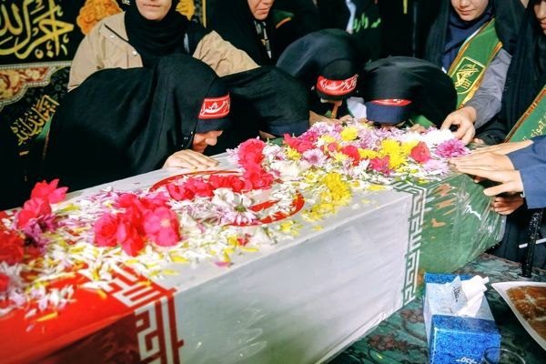 تشییع پیکر شهید گمنام در دبیرستان احمدی روشن شهرستان فردیس 