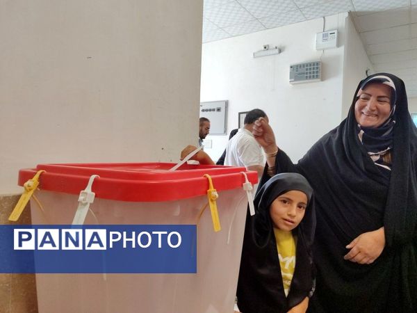 مرحله دوم انتخابات ریاست‌جمهوری باحضور مردم ولایت‌مدار مشهد در هنرستان ایراندخت 