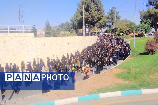 جاماندگان اربعین حسینی در  راهپیمایی حرم تا حرم نیشابور 