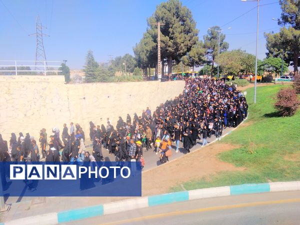 جاماندگان اربعین حسینی در  راهپیمایی حرم تا حرم نیشابور 