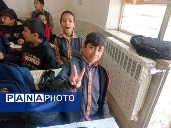 توزیع شیر گامی برای سلامت و نشاط دانش‌آموزان در دبستان شهید پسندیده فدافن 