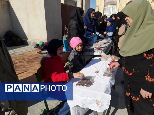 برپایی بازارچه مدرسه‌ای به‌مناسبت دهه فجر در آموزشگاه دخترانه شهید حسن زاده خانلق