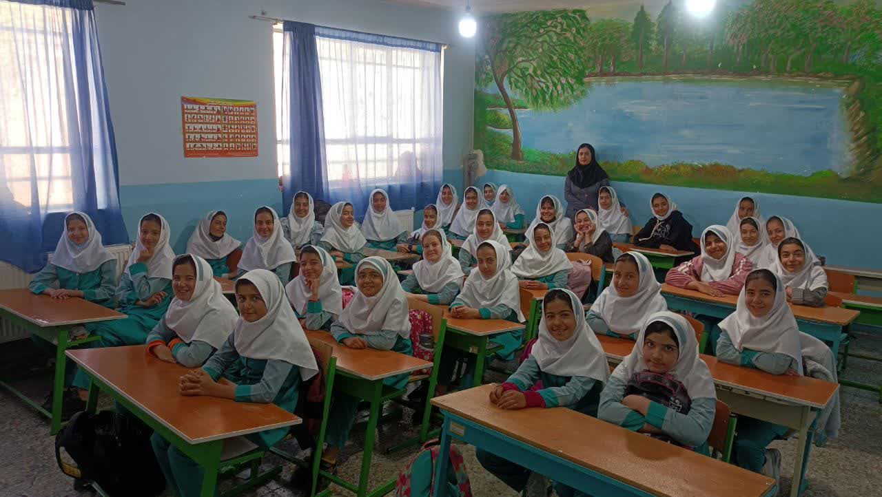 عکس یادگاری کلاس پنجم یاسمن مدرسه نجمه فیروزکوه