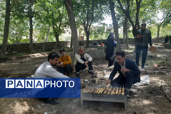 بازدید دانش‌آموزان جعفرآباد از کارگاه گلاب‌گیری روستای «بنابر»