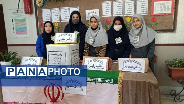 انتخابات شورای دانش آموزی در دبیرستان دخترانه سروقد