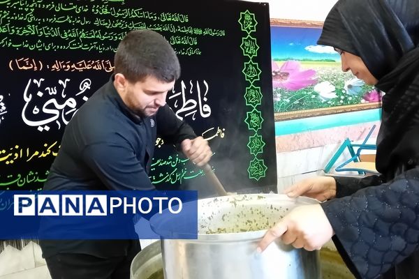 طبخ آش نذری به‌مناسبت شهادت حضرت فاطمه(س) در آموزشگاه مولوی کمیجان