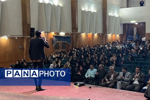 تجلیل از برترین‌های آموزشی و پرورشی دبیرستان نمونه آیت‌الله خامنه‌ای کاشمر