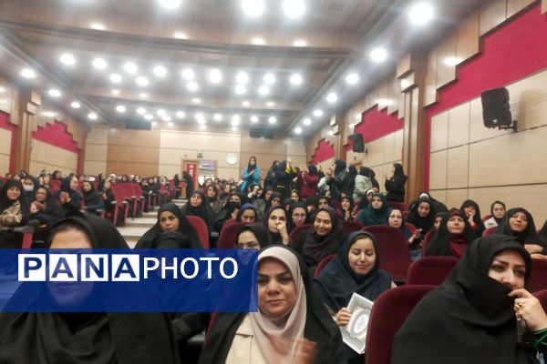 مراسم یلدای مادرانه با حضور فرهنگیان و دانش‌آموزان در اردوگاه شهید منتظری شهریار