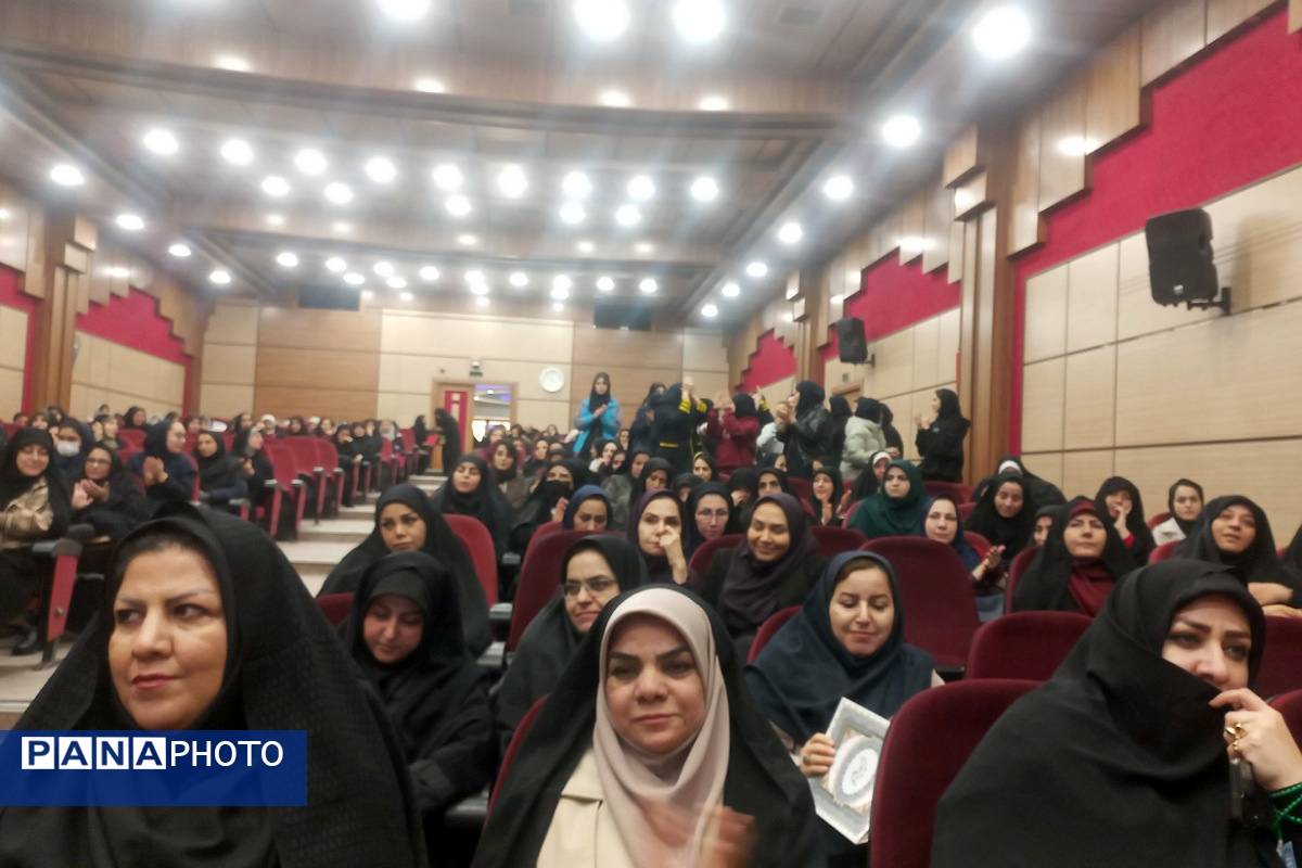 مراسم یلدای مادرانه با حضور فرهنگیان و دانش‌آموزان در اردوگاه شهید منتظری شهریار