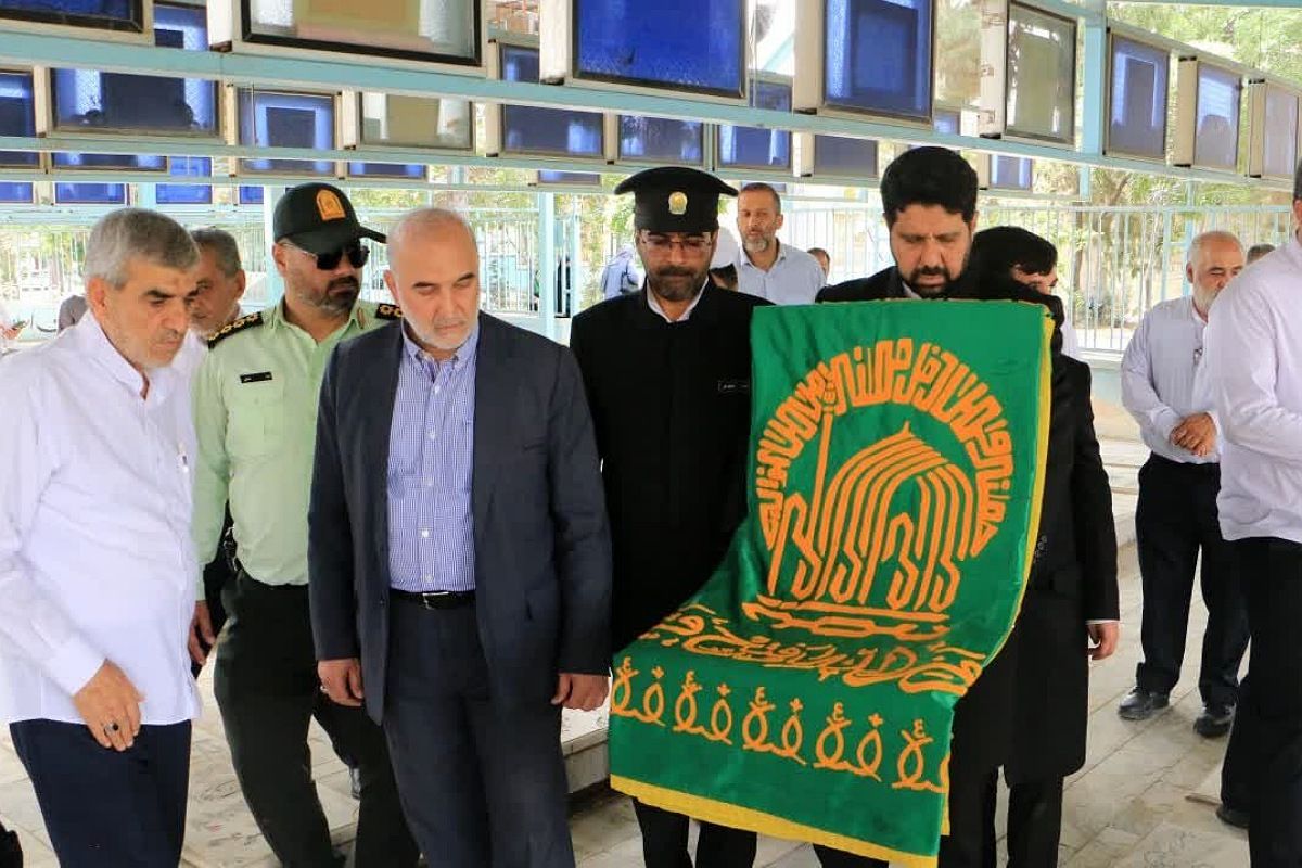 مراسم زیر سایه خورشید و غباروبی ضریح مطهر بی بی سکینه خاتون(س) در بخش صفادشت ملارد