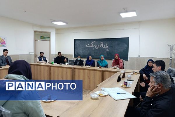  جلسه شورای معلمان دبستان شهید رجایی با محوریت طرح «رهیافت»