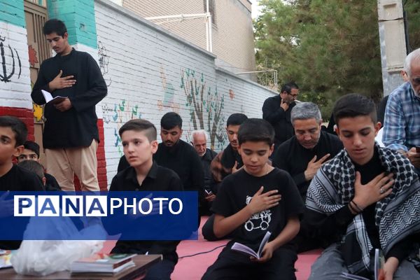 حضور پر رنگ نوجوانان در مراسم قرائت دعای زیارت عاشورا 