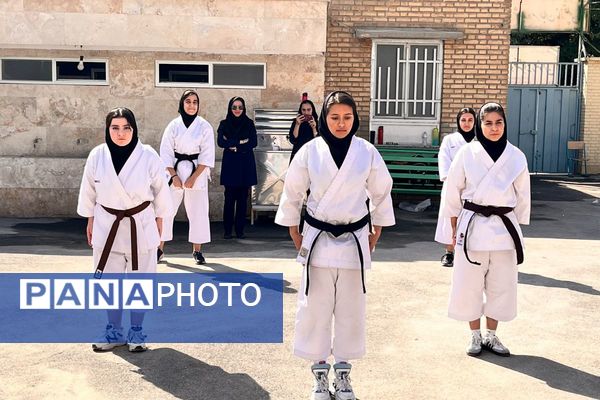 قدرت،هیجان و مهارت در نمایش کاراته کاران دبیرستان رضوان در افتتاحیه المپیاد ورزشی