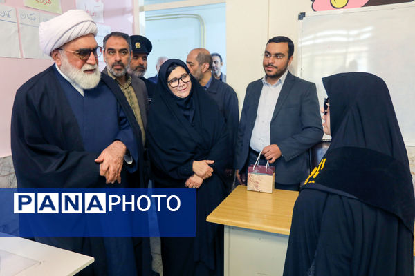 حضور تولیت آستان قدس رضوی در جمع دانش‌آموزان با آسیب بینایی مشهد