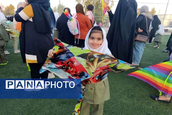 جشنواره بادبادک و بازی‌های بومی محلی در پایگاه دریایی بوشهر 