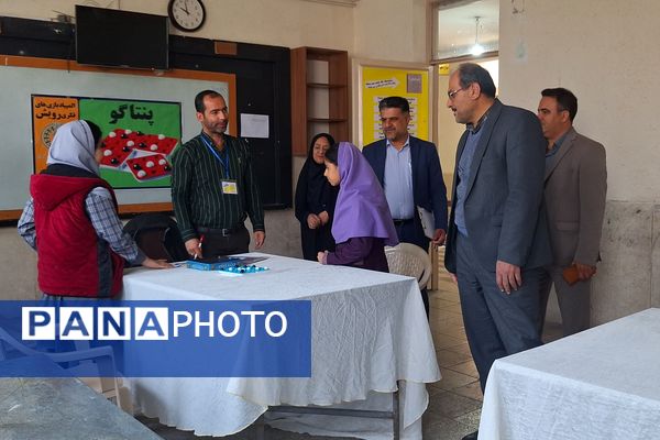 تصاویری زیبا از تمرکز دانش‌آموزان دختر در المپیاد رویش ناحیه۳ شیراز 