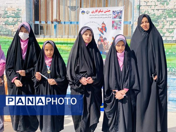 نواختن زنگ جشن نیکوکاری در دبستان زینب قهرمانی مه ولات