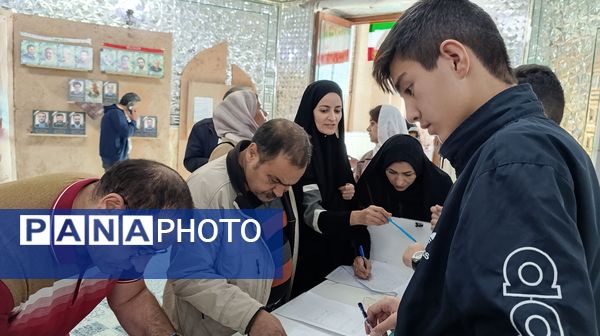 فعالیت دانش آموزان در جلسه انجمن اولیا و مربیان دبیرستان پسرانه متوسطه اول عبدالحسین قفلی