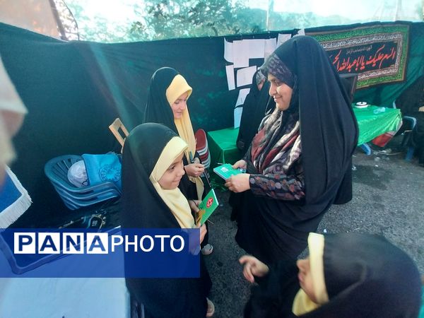 خدمت‌رسانی پیشتازان و خبرنگاران دانش‌آموزی در موکب عشاق‌الحسین گاوازنگ