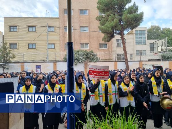 صبحگاه مقاومت در دبیرستان خدیجه کبری (س) ناحیه ۴ اصفهان