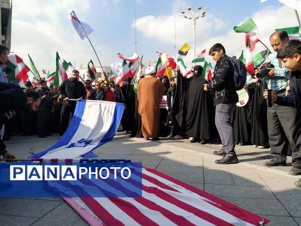  راهپیمایی  روز دانش آموز در مشهد با قلب هایی از جنس عزای حضرت فاطمه (س)