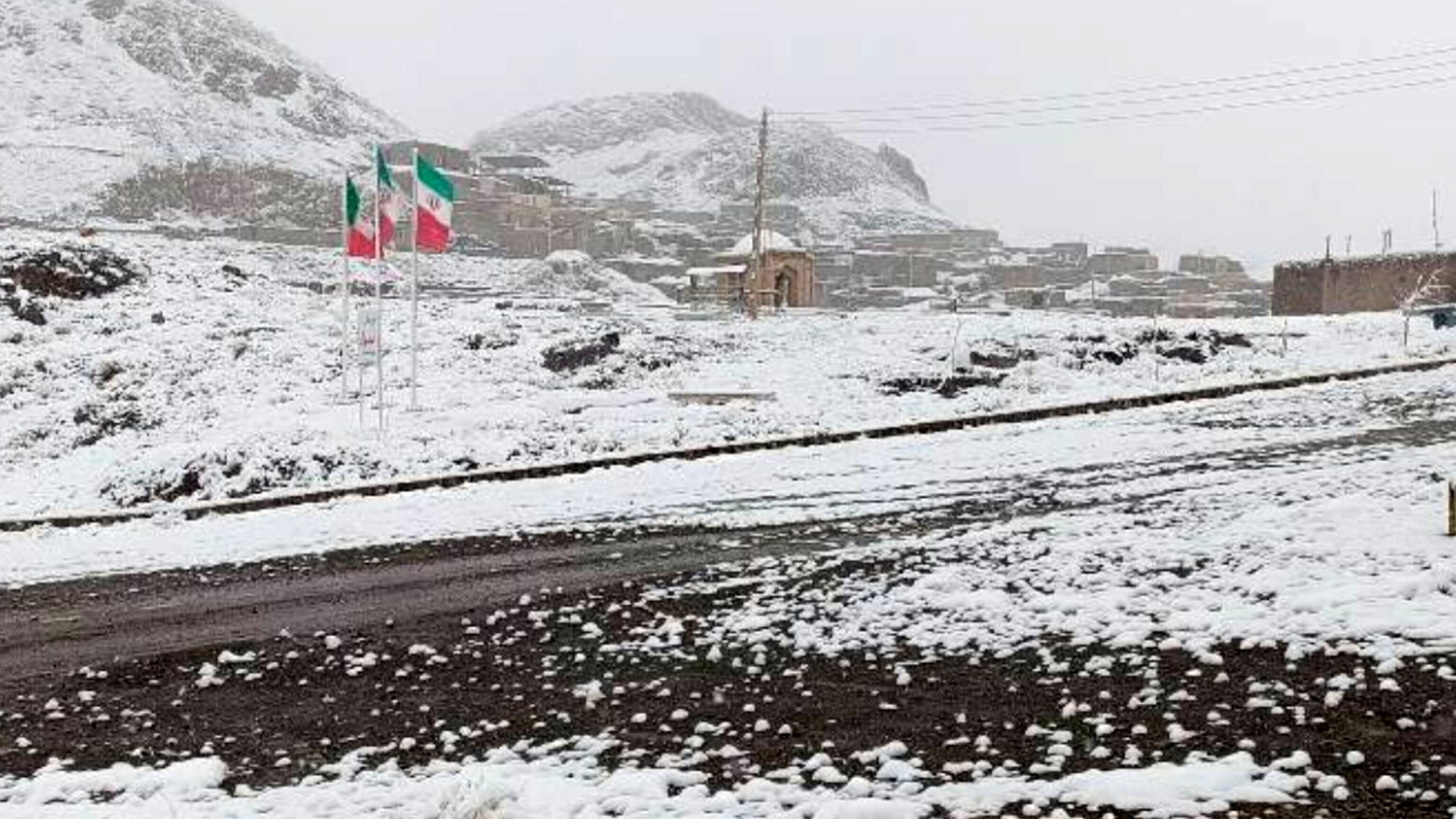 جاده‌ها در ارتفاعات جنوب کرمان برفی است؛ ضرورت استفاده از زنجیر چرخ