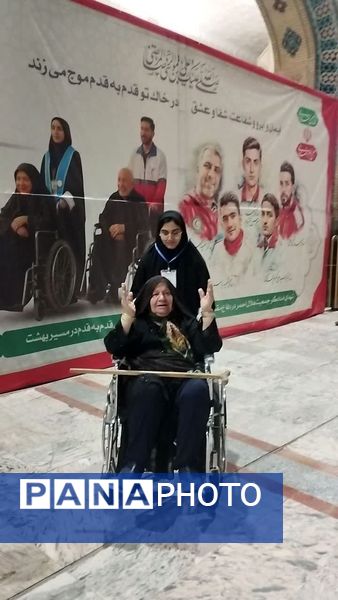 خدمت جوانان هلال‌احمر همدان به زائران رضوی در طرح ملی «قدم به قدم در مسیر بهشت»