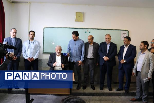 زنگ سپاس معلم در هنرستان احمدی روشن منطقه ۱۴ تهران با حضور وزیر نیرو نواخته شد