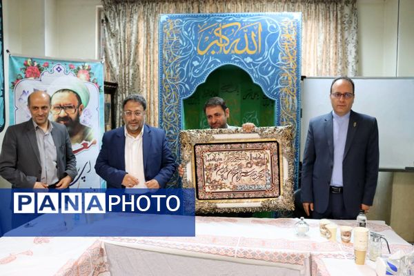 زنگ سپاس معلم در هنرستان احمدی روشن منطقه ۱۴ تهران با حضور وزیر نیرو نواخته شد