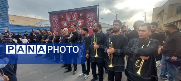 استقبال عزاداران حسینی از کاروان نمادین اسرای کربلا در قم