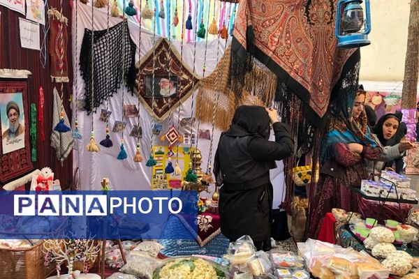 برگزاری بازارچه همدلی با کودکان غزه در دبستان آزاده ناحیه دو شهرری 