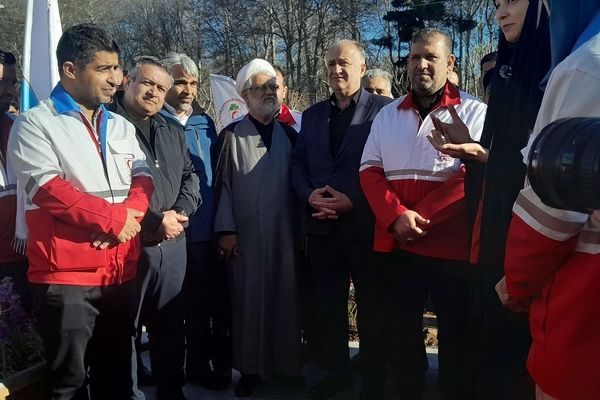 بازدید دبیرکل جمعیت هلال احمر کشور از غرفه‌های خدمت‌رسانی شهر کرج در نوروز 
