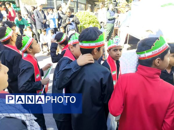 حماسه آفرینی پیشتازان دبستان شهید پسندیده فدافن در راهپیمایی ۱۳ آبان کاشمر