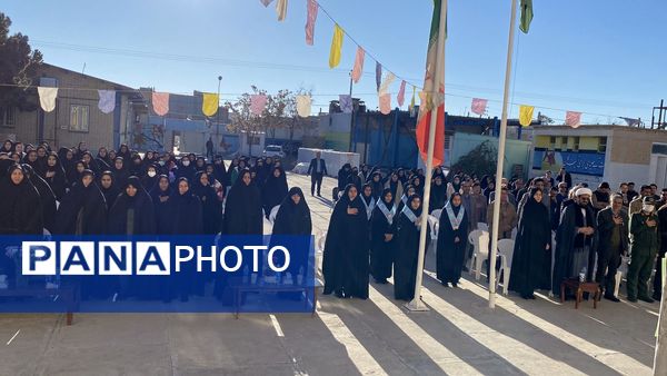 نواخته شدن زنگ انقلاب در دبیرستان نمونه دولتی آمنه(س) 