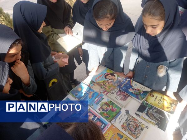 جشن هفته  کتاب خوانی در دبستان فرهنگ فرازمند