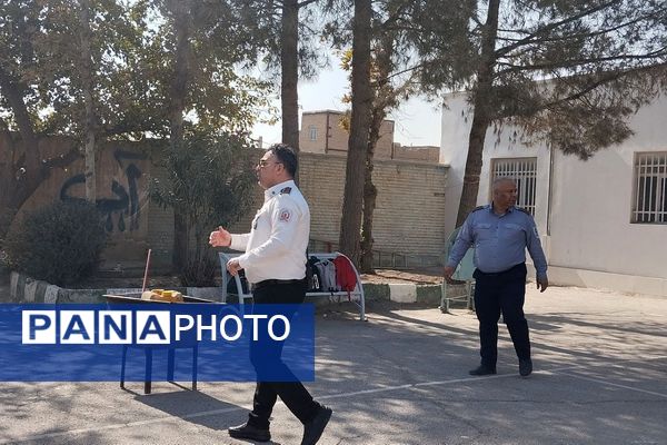 آموزش اصول اولیه آتش‌نشانی در مدرسه زکیه صباشهر