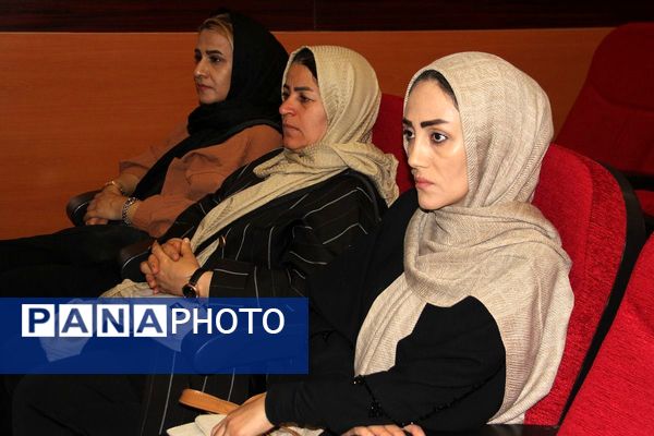 برگزاری جلسه انتخاب انجمن اولیاء و مربیان در سالن سجادیه بهارستان دو