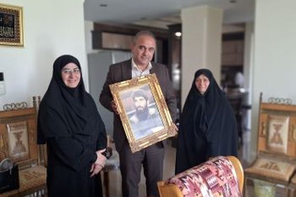 تجلیل معاون آموزش ابتدایی از خانواده شهید فرهنگی «منصور تقوی» 