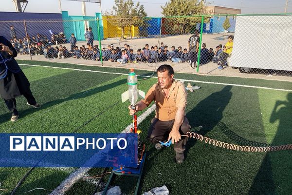 هیجان پرتاب موشک آبی در هفته هوافضا با حضور دانش‌آموزان در پژوهشسرای خواجه نصیرالدین طوسی