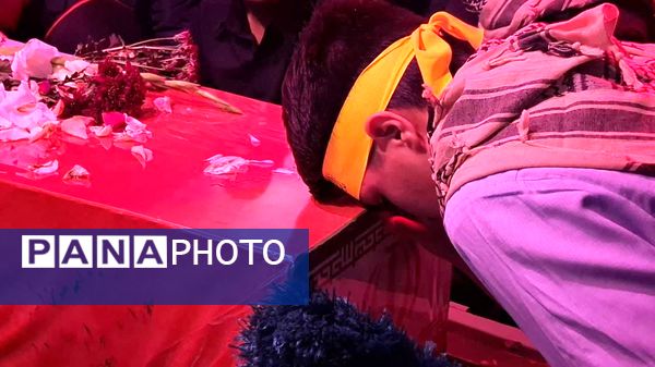 استقبال دانش‌آموزان دبیرستان هفده شهریور از پیکر مطهر شهید گمنام