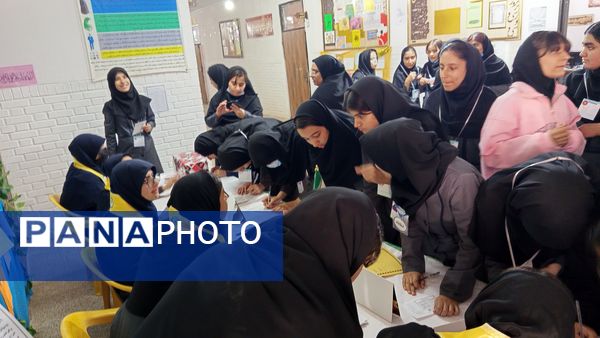 دانش آموزان دبیرستان صدیقه یک نمایندگان خود را برگزیدند 