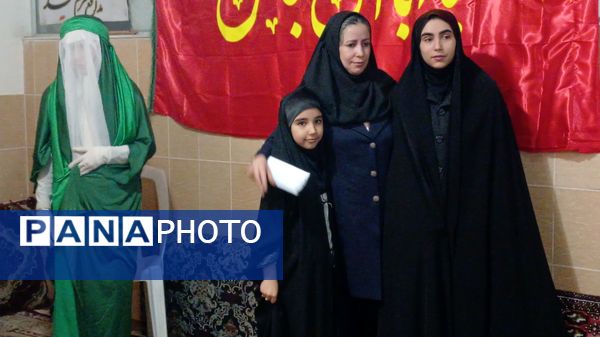 تقدیر دانش‌آموزان فعال فرهنگی‌هنری از مادرانشان با همکاری مربی در محمدشهر کرج