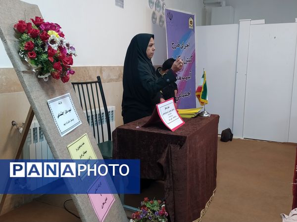 کارگاه آشنایی با فضای مجازی در دبیرستان دخترانه امید 