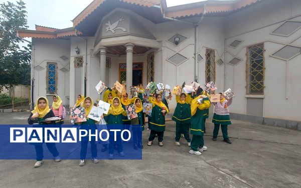 دوستی دانش‌آموزان با کتاب به‌مناسبت هفته‌ کتاب‌ و‌ کتابخانی