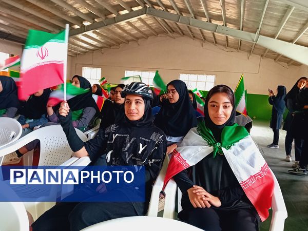 آغاز المپیاد ورزشی در دبیرستان شهید سلیمانی با مشعل امید و نمایش استعدادها