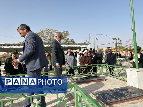 بازدید و غبار روبی مسئولین از مزار شهدای روستای دهنو خلیل آباد 