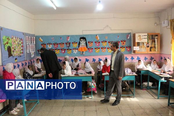 هم‌اندیشی مدیر و معلمان"دبستان گل‌های بهشت" فیروزکوه