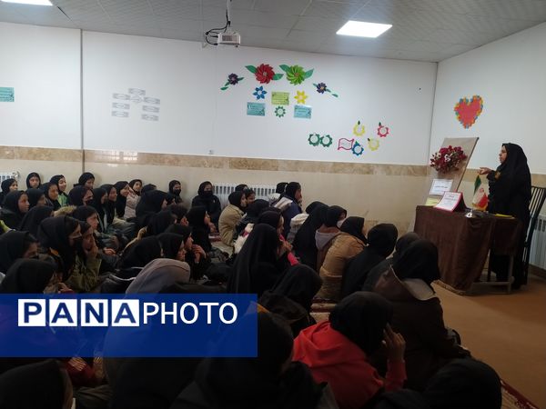 کارگاه آشنایی با فضای مجازی در دبیرستان دخترانه امید 